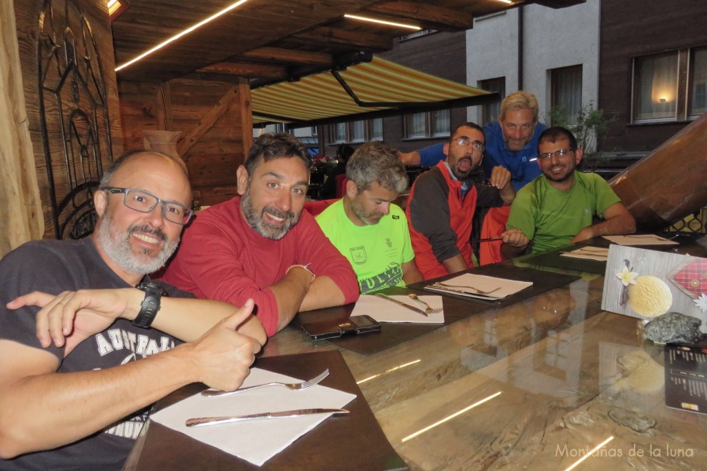Cena en Zermatt, de izquierda a derecha: Luis Guerrero, David, Luis Segura, Roberto, Joaquín Murcia y Vicente